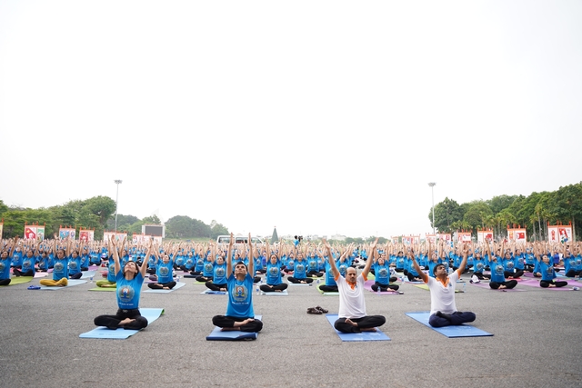 Hơn 1.000 người đồng diễn Yoga lan tỏa tinh thần sống “Hài Hòa và An Lạc”  - Ảnh 1.