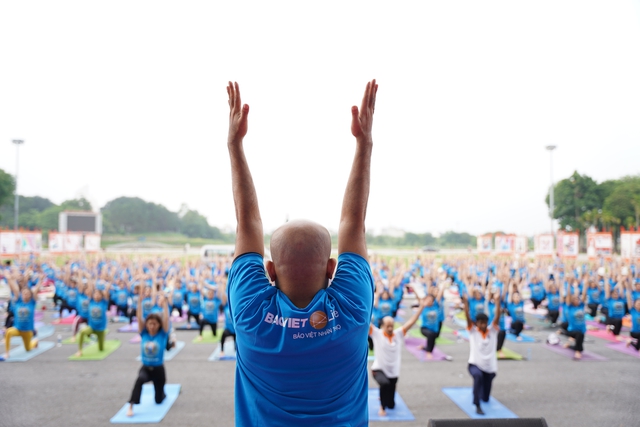 Hơn 1.000 người đồng diễn Yoga lan tỏa tinh thần sống “Hài Hòa và An Lạc”  - Ảnh 3.