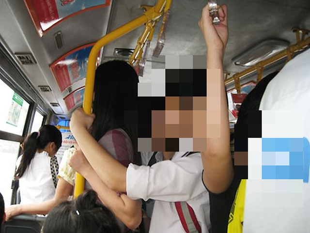 Hà Nội: Công an truy tìm gã biến thái có hành vi kích dục các nữ hành khách trên xe buýt - Ảnh 2.