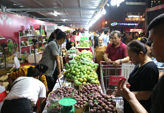Hàng ngàn tấn nông sản Sơn La 'xuống phố', người dân Thủ đô được sử dụng trái cây an toàn - Ảnh 3.