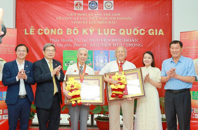 Trao Chứng nhận Xác lập Kỷ lục Việt Nam cho bộ sách bảo vệ và chăm sóc sức khỏe - Ảnh 1.