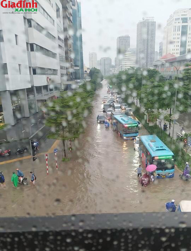Thời tiết hôm nay 25/6: Trọng tâm mưa ở Bắc Bộ trong đó có Hà Nội, các khu vực có bị ngập lụt, sạt lở đất? - Ảnh 1.