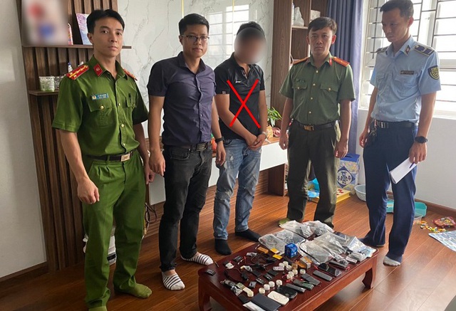 Nam thanh niên mua hàng chục bộ nghe lén, camera siêu nhỏ từ nước ngoài, mang về Hà Nội bán giá 6 triệu để phục vụ gian lận thi THPT Quốc gia - Ảnh 2.