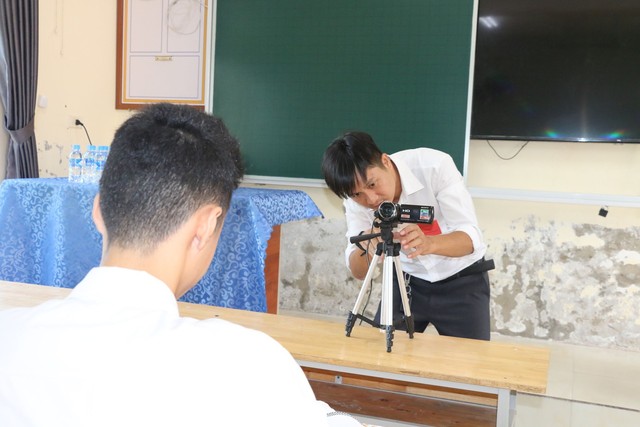 Thí sinh đặc biệt ở Nghệ An được giám thị hỗ trợ chép bài thi - Ảnh 2.