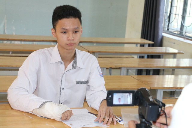 Thí sinh đặc biệt ở Nghệ An được giám thị hỗ trợ chép bài thi - Ảnh 1.