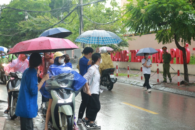 Thí sinh đội mưa trong ngày đầu tiên đi thi - Ảnh 3.