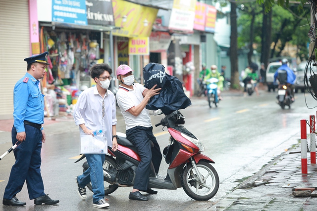 Thí sinh đội mưa trong ngày đầu tiên trong Kỳ thi tốt nghiệp - Ảnh 8.