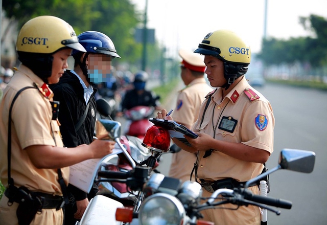 Có thể bị phạt đến 12 triệu đồng nếu không có bằng lái xe, những điều cần lưu ý để tránh bị mất tiền oan  - Ảnh 4.