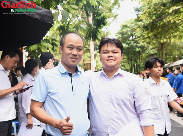 Hà Nội: Kết thúc ngày thi đầu tiên kỳ thi tốt nghiệp THPT 2023, sĩ tử hào hứng vì đề toán 'không khó' - Ảnh 3.