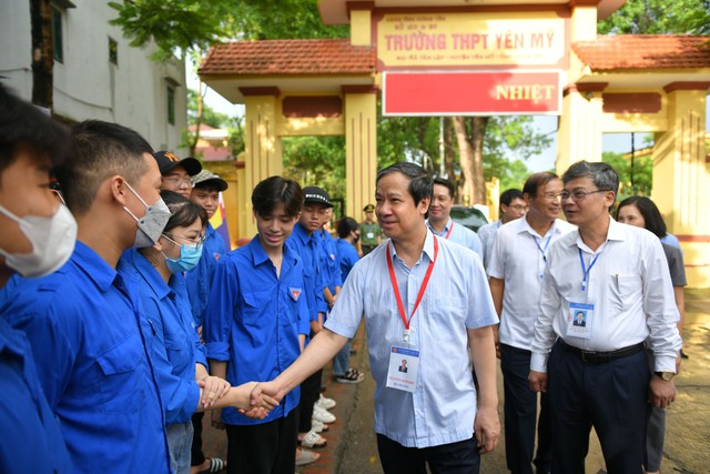 Ông Nguyễn Kim Sơn kiểm tra một Điểm thi ở Hưng Yên - Ảnh 2.