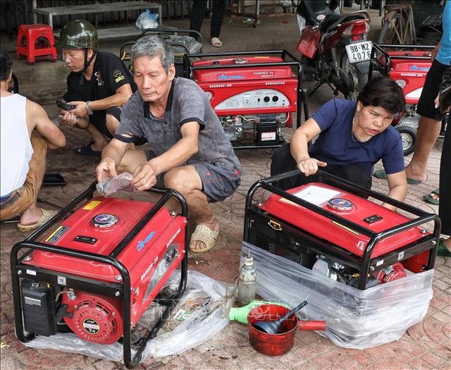 Người dân đổ xô mua máy phát điện, quạt tích điện, Quản lý thị trường Hà Nội hỏa tốc kiểm tra hàng hóa - Ảnh 2.