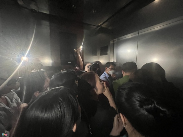 Cô gái kể hơn 10 phút kẹt trong thang máy Keangnam Landmark 72 - Ảnh 1.