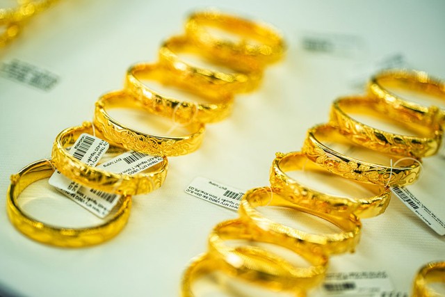 Giá vàng hôm nay 1/7: Vàng nhẫn tăng mạnh hơn vàng miếng, người mua lãi đậm - Ảnh 1.