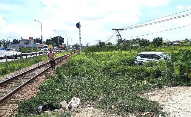 Va chạm với tàu hỏa, xe ô tô bị hất văng xuống ruộng, 1 người tử vong - Ảnh 1.