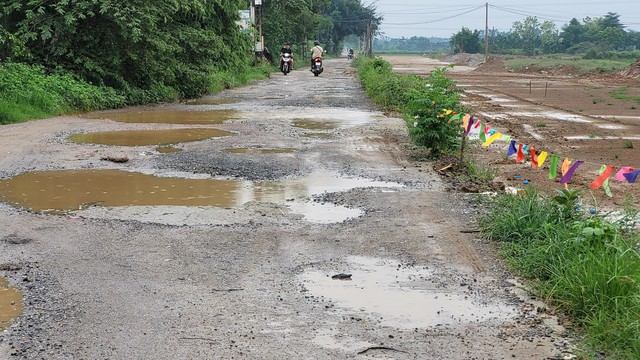 Nhiều 'ổ voi' trên dự án hàng chục tỷ đồng ở Hà Nội, hễ mưa là người dân bị ngã - Ảnh 2.