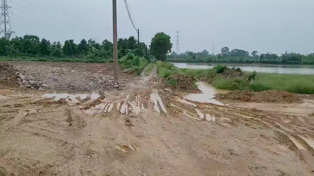 Nhiều 'ổ voi' trên dự án hàng chục tỷ đồng ở Hà Nội, hễ mưa là người dân bị ngã - Ảnh 3.