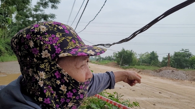Nhiều 'ổ voi' trên dự án hàng chục tỷ đồng ở Hà Nội, hễ mưa là người dân bị ngã - Ảnh 4.