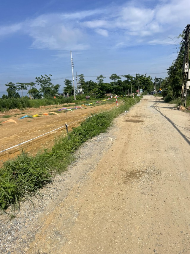 Nhiều 'ổ voi' trên dự án hàng chục tỷ đồng ở Hà Nội, hễ mưa là người dân bị ngã - Ảnh 6.