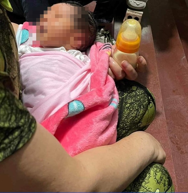Xót thương bé trai sơ sinh bị bỏ rơi ở trạm y tế giữa đêm khuya  - Ảnh 1.