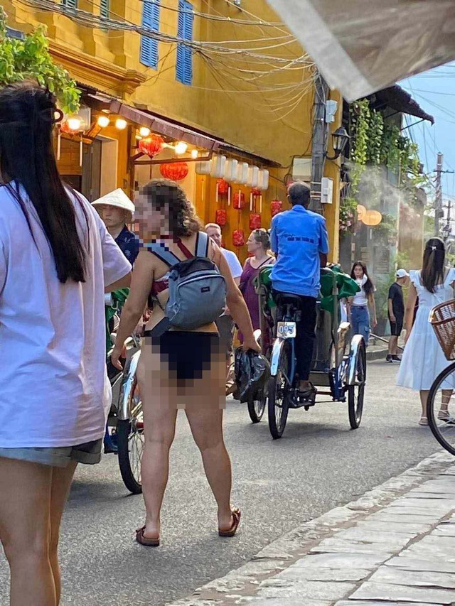 Phản cảm hình ảnh nữ du khách mặc bikini đi dạo trong khu phố cổ Hội An - Ảnh 1.