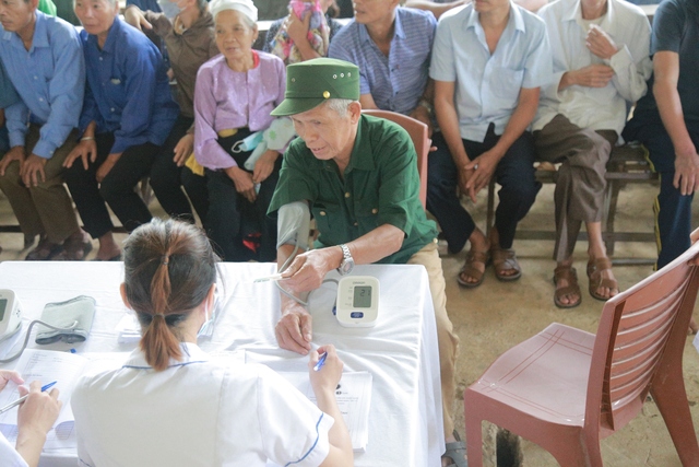 Đoàn Thanh niên Bộ Y tế khám bệnh, phát quà miền phí cho người dân có hoàn cảnh khó khăn Hòa Bình - Ảnh 7.
