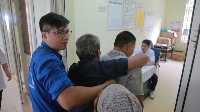 Đoàn Thanh niên Bộ Y tế khám bệnh, phát quà miền phí cho người dân có hoàn cảnh khó khăn Hòa Bình - Ảnh 10.