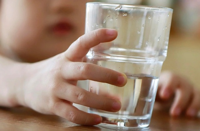 Bé 10 tuổi suýt mất mạng vì uống quá nhiều nước khi đi du lịch cùng gia đình, chuyên gia chỉ rõ uống nước có dấu hiệu này cần dừng ngay vì rất nguy hiểm - Ảnh 2.