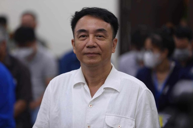 Biểu lộ cảm xúc bất ngờ của cựu cục phó quản lý thị trường Trần Hùng hầu tòa vì nhận hối lộ 300 triệu đồng - Ảnh 3.