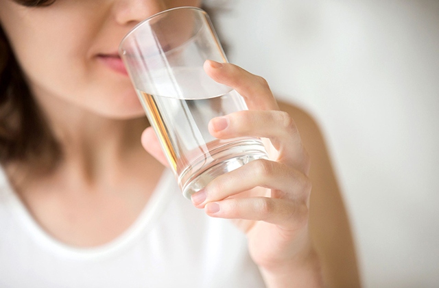 5 loại nước tuyệt đối không nên uống ngay khi ngủ dậy vì cực kỳ nguy hiểm - Ảnh 2.