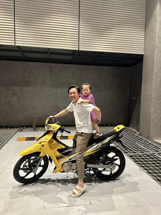 VIDEO: Con gái Cường đô la chạy moto điện 'cực ngầu'

 - Ảnh 4.