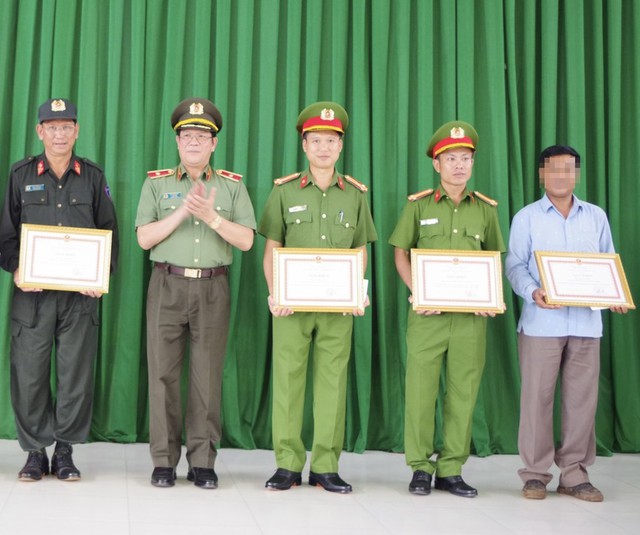 Khen thưởng 5 người dân giúp bắt nhóm khủng bố trốn truy nã ở Đắk Lắk - Ảnh 2.