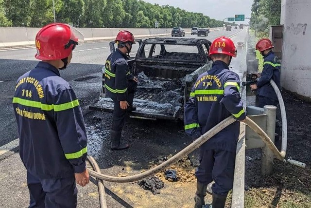 Đang lưu thông trên cao tốc Hà Nội-Hải Phòng, xe ô tô bán tải bất ngờ bốc cháy dữ dội - Ảnh 1.