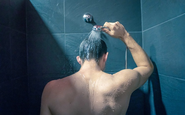 Người đàn ông đang khỏe mạnh bỗng đột tử vì mắc sai lầm này khi tắm, đây là 7 thời điểm nên kiêng tắm vì sẽ tàn phá sức khỏe khủng khiếp - Ảnh 2.
