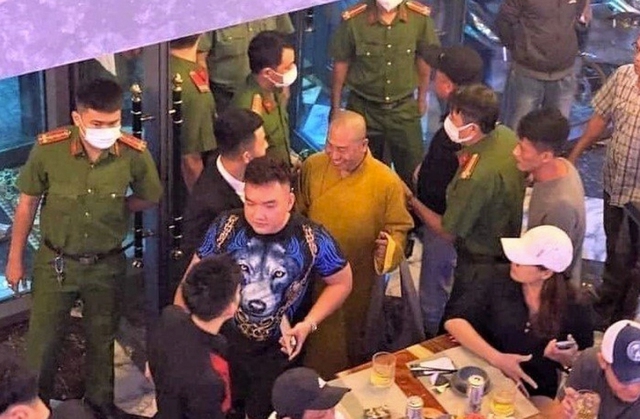 Giáo hội Phật Giáo Việt Nam TPHCM nói gì sự việc người mặc pháp phục xuất hiện tại quán nhậu - Ảnh 1.