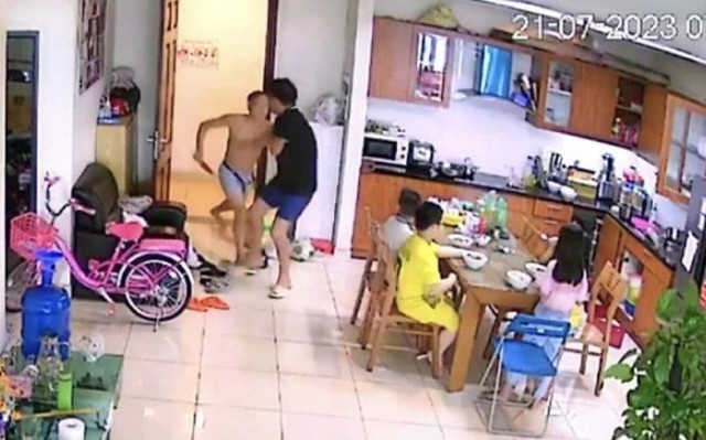 Kẻ cầm dao vô cớ tấn công hàng xóm trước mặt trẻ nhỏ ở chung cư Hà Nội: Từng nhiều lần đe doạ người dân - Ảnh 2.