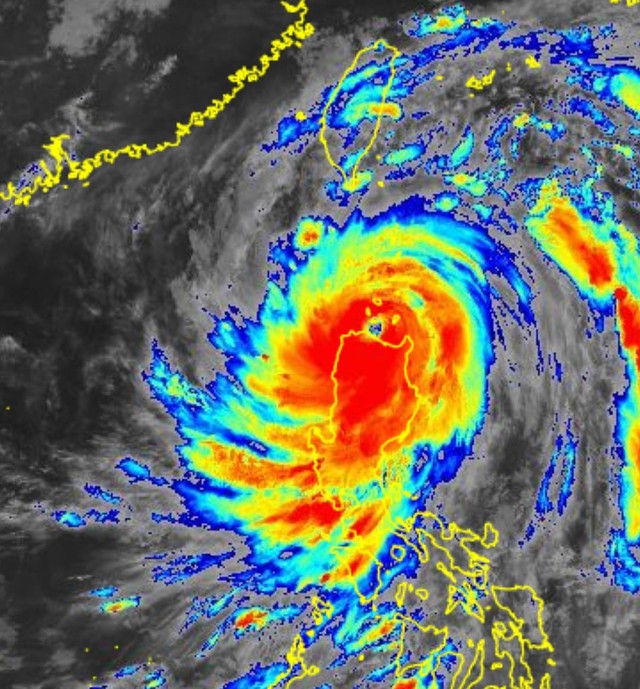Tin bão mới nhất, bão Doksuri đạt sức mạnh tiệm cận của một siêu bão, sắp tiến vào biển Đông - Ảnh 2.