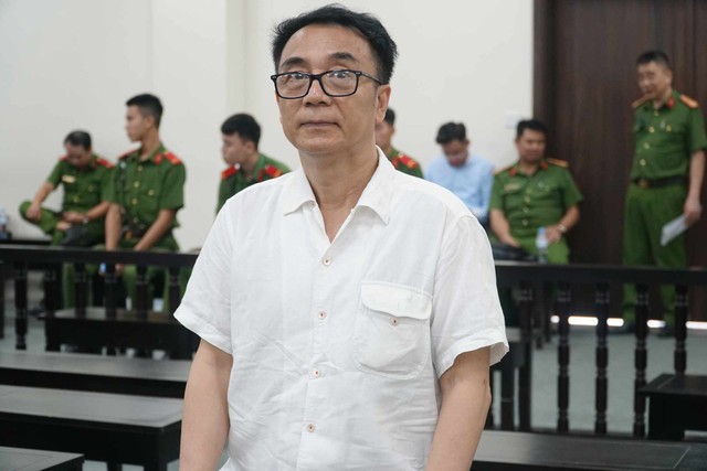 Ông Trần Hùng bị tuyên phạt 9 năm tù vì nhận hối lộ 300 triệu đồng vụ sản xuất, buôn bán sách giả - Ảnh 2.