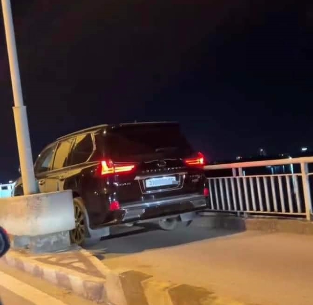 Tài xế xe Lexus 570 cố tình đi sai làn trên cầu Bến Thủy 1 - Ảnh 1.