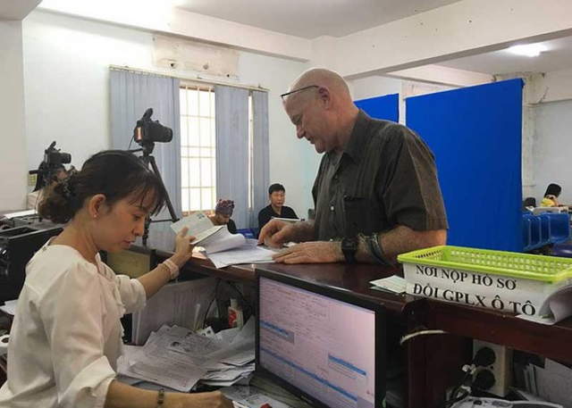 Người nước ngoài muốn thi và cấp bằng lái xe ở Việt Nam cần đáp ứng những điều kiện gì? - Ảnh 3.