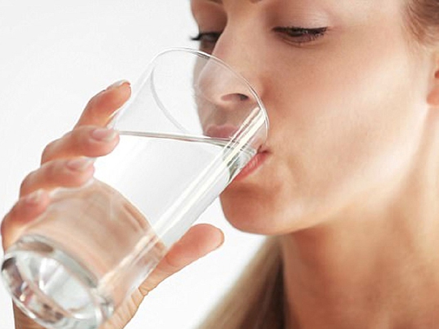 Lười đến mấy bạn cũng nhất định phải uống nước vào 5 khung giờ này để thải độc tố, nói không với bệnh tật - Ảnh 2.