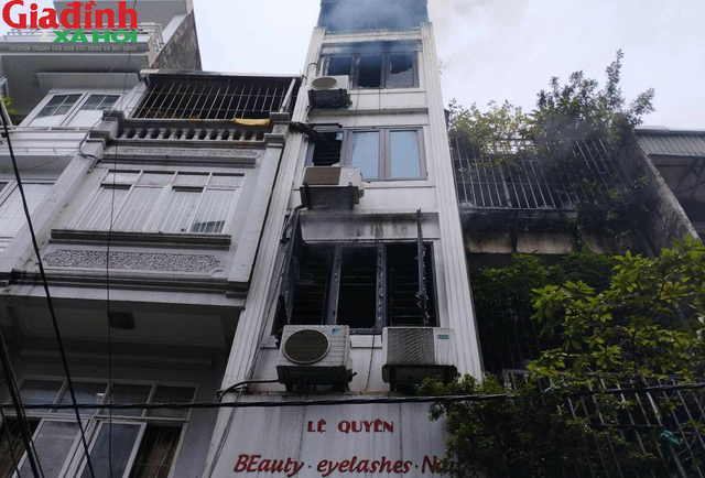 Video: Ba người tử vong thương tâm trong ngôi nhà cháy ở Hà Nội - Ảnh 2.