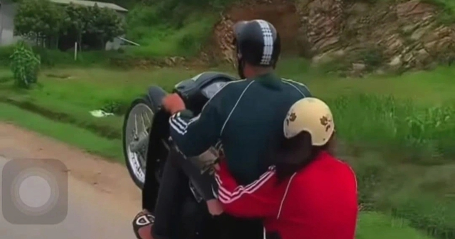 Thiếu niên bốc đầu xe máy để ra oai với bạn gái - Ảnh 1.