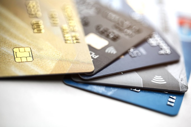 Sử dụng một thẻ ATM khách hàng phải chịu bao nhiêu loại phí? - Ảnh 2.