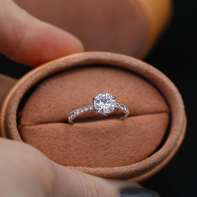 Được bạn trai cầu hôn, nụ cười của cô gái &quot;tắt ngúm&quot; khi nhìn thấy chiếc nhẫn kim cương và từ chối đeo nó lên tay - Ảnh 1.