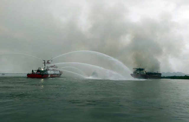 Tàu du lịch bất ngờ bốc cháy trên vùng biển Hải Phòng - Ảnh 3.