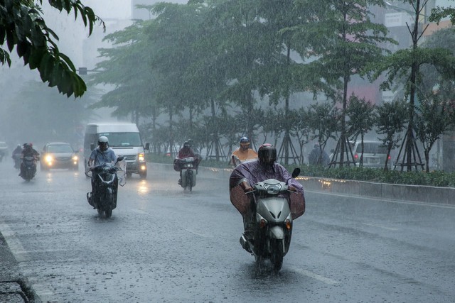 Thời tiết Hà Nội 3 ngày tới: Hình thái mưa dông, ngập úng còn tái diễn ở Thủ đô?  - Ảnh 1.