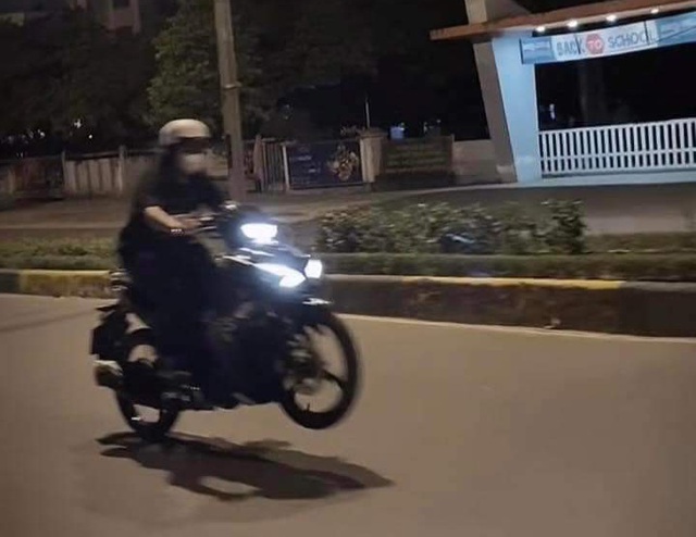 Nữ sinh điều khiển xe mô tô 'làm xiếc' trên đường phố trong đêm - Ảnh 1.