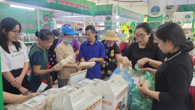 Độc đáo phiên chợ nông sản, đặc sản vùng miền tại thủ đô Hà Nội - Ảnh 3.