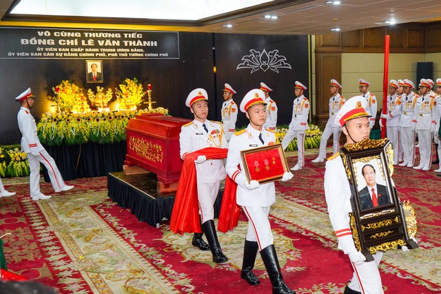 Xúc động hình ảnh tiễn biệt Phó Thủ tướng Lê Văn Thành về đất mẹ - Ảnh 4.