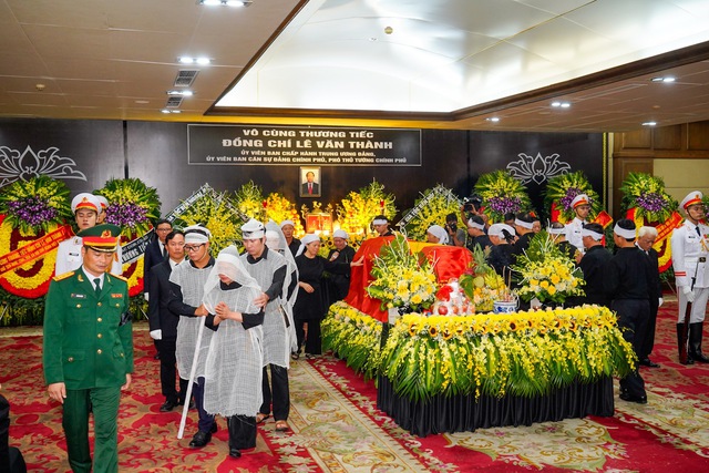 Xúc động hình ảnh tiễn biệt Phó Thủ tướng Lê Văn Thành về đất mẹ - Ảnh 3.
